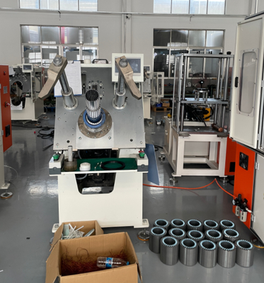 Indukcyjny silnik stator Winding Coil Insertion Machine W pełni automatyczny wentylator Oscilant dostawca
